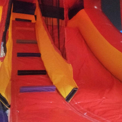 CHATEAU GONFLABLE AVEC TOBOGGAN INTERIEUR/ FORFAIT DE 4H